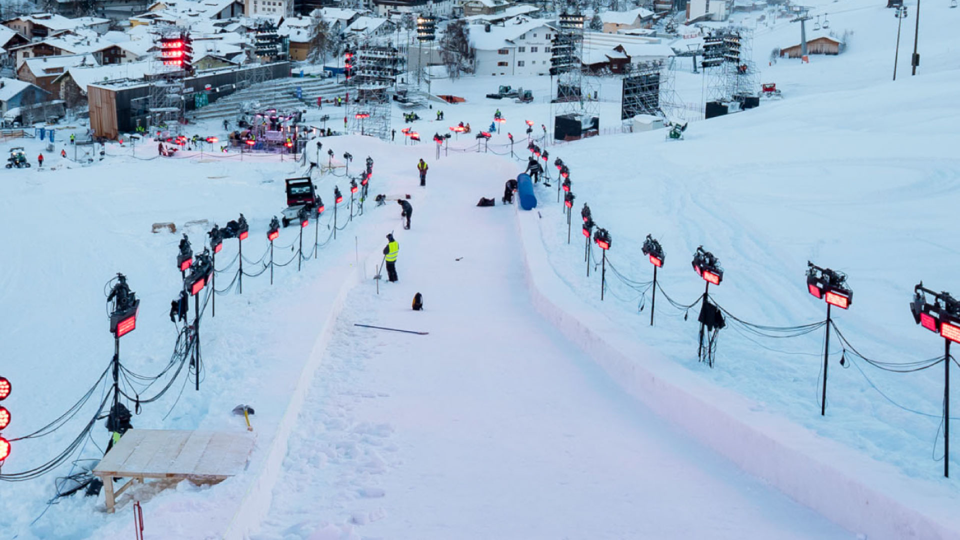 PRG supports the lighting of the track and with an LED wall for the spectators on site as well as their sound system for the spectator area.