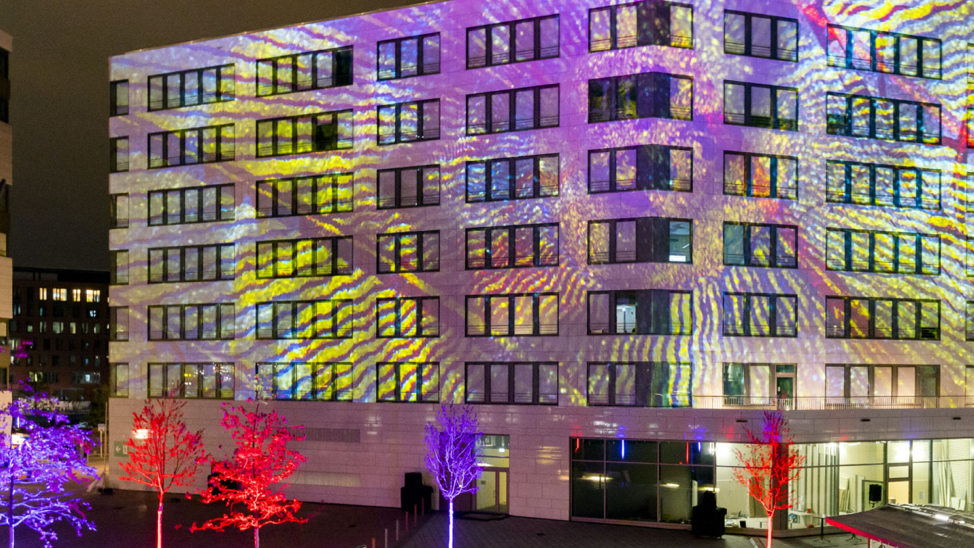 PRG realised a short but spectacular video mapping display on the façade of the Shipyard office building in Hamburg’s HafenCity.