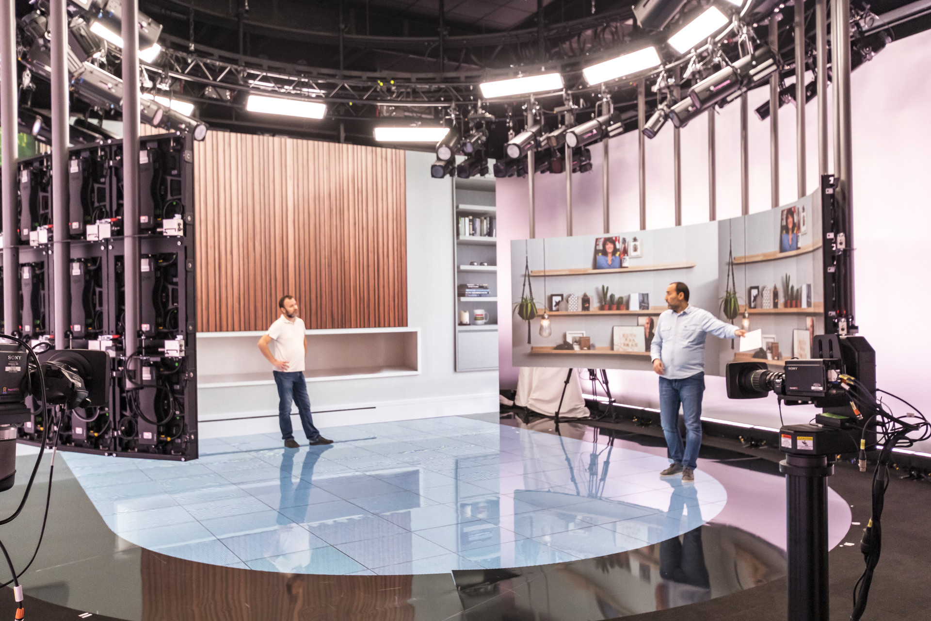 PRG has provided this new 150m2 set with a fixed customized LED-installation for l’Equipe TV