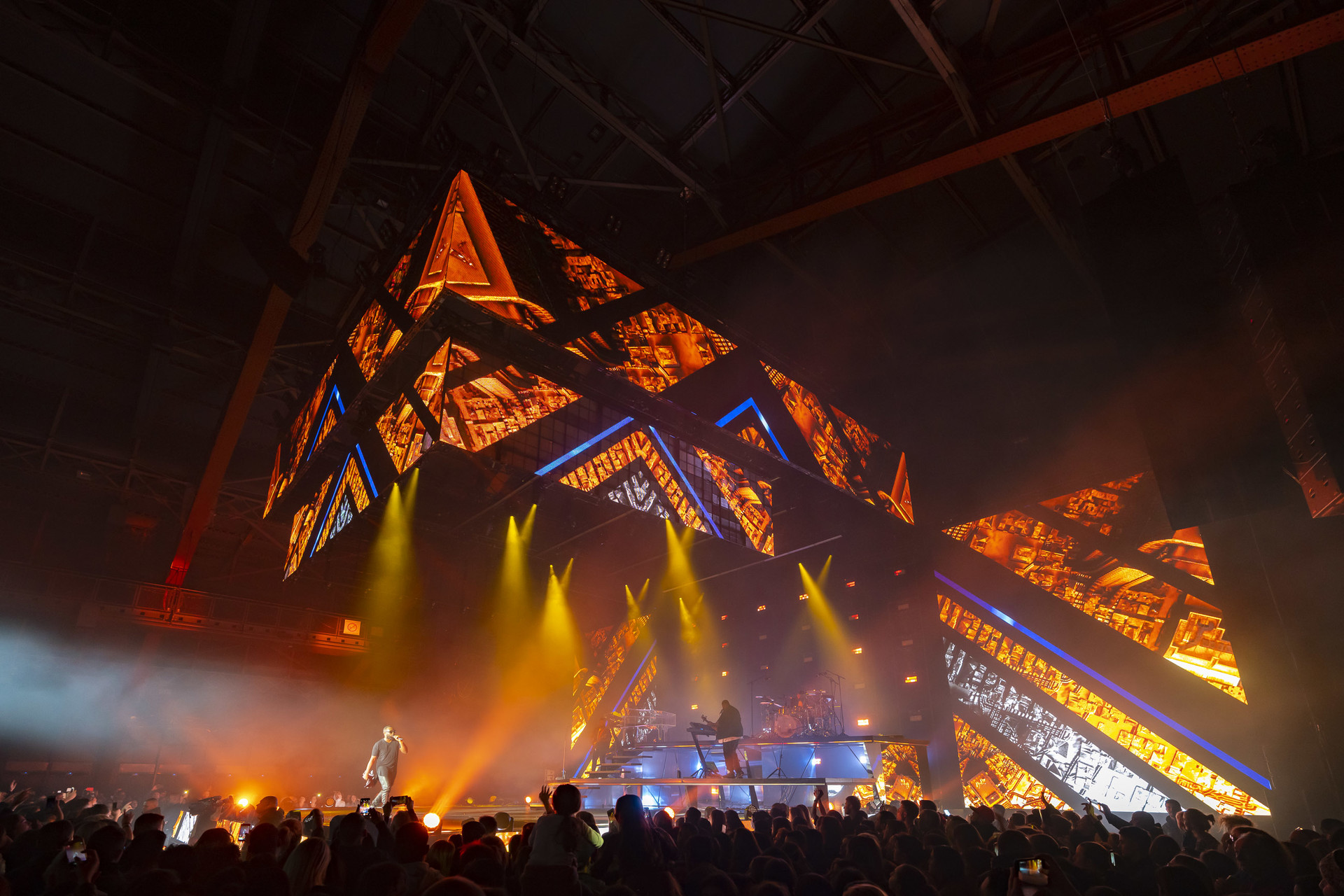 For his ‘Fuego Tour’, Maître GIMS could count on a great technical and production team by PRG , to make his show truly immersive and unforgettable.