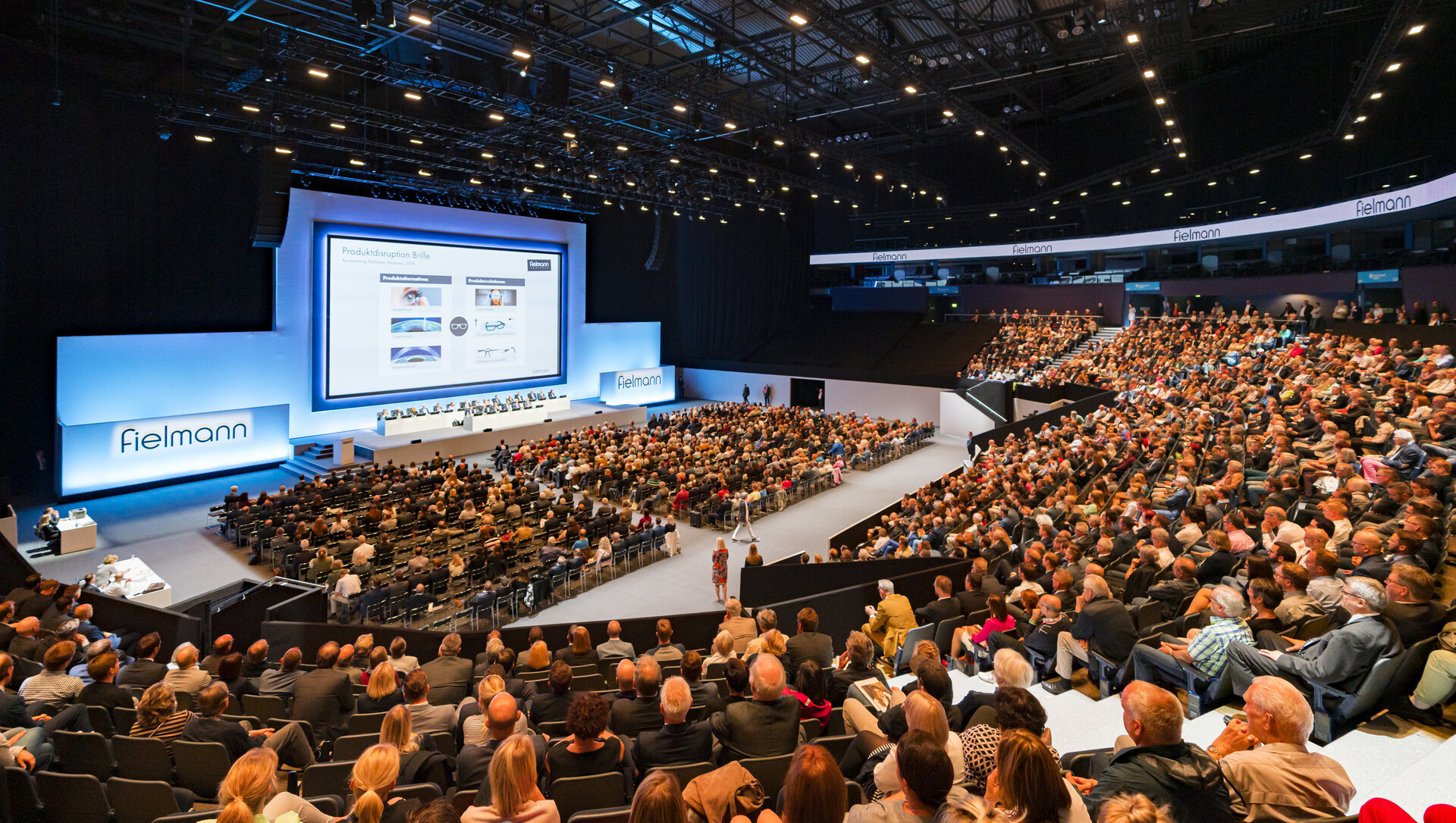 Fielmann Annual Meeting 2019 took place in Hamburg's Barclaycard Arena - PRG creative team designed a room concept and presented it to them together with the corresponding visualizations.