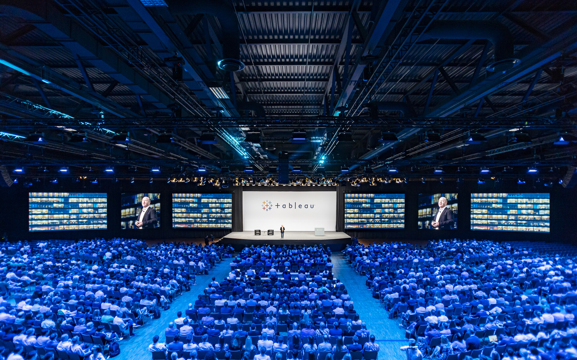 In addition to lighting, sound and video technology as well as rigging, PRG also took care of the stage design, construction drawings and seating plans for the Tableau Conference Europe, which extended over various rooms.