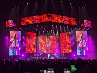 Pantalla LED en escenario — imagen de referencia