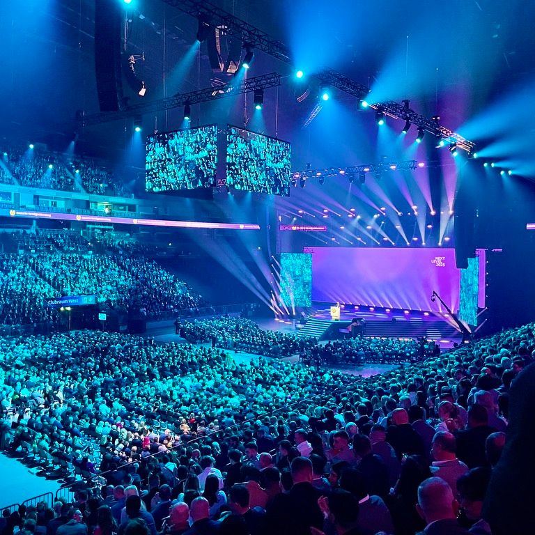 As a leading 360° service provider, PRG provided comprehensive technical equipment for the company conference Deutsche Vermögensberatung. A very different Corporate Event. 