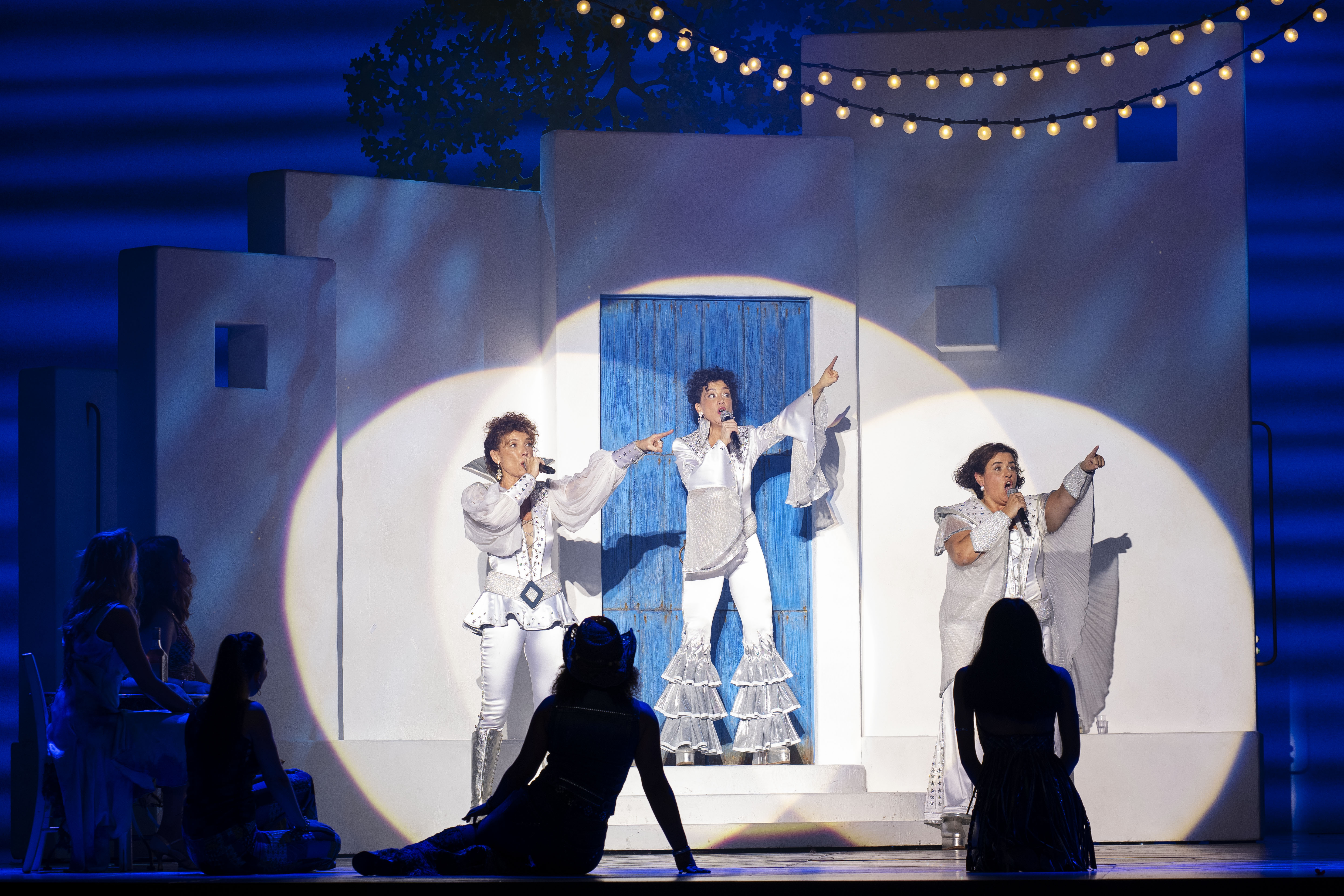 MAMMA MIA: THE FAMOUS MUSICAL IS BACK IN PARIS